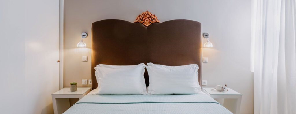 Petite double room with a carved headboard