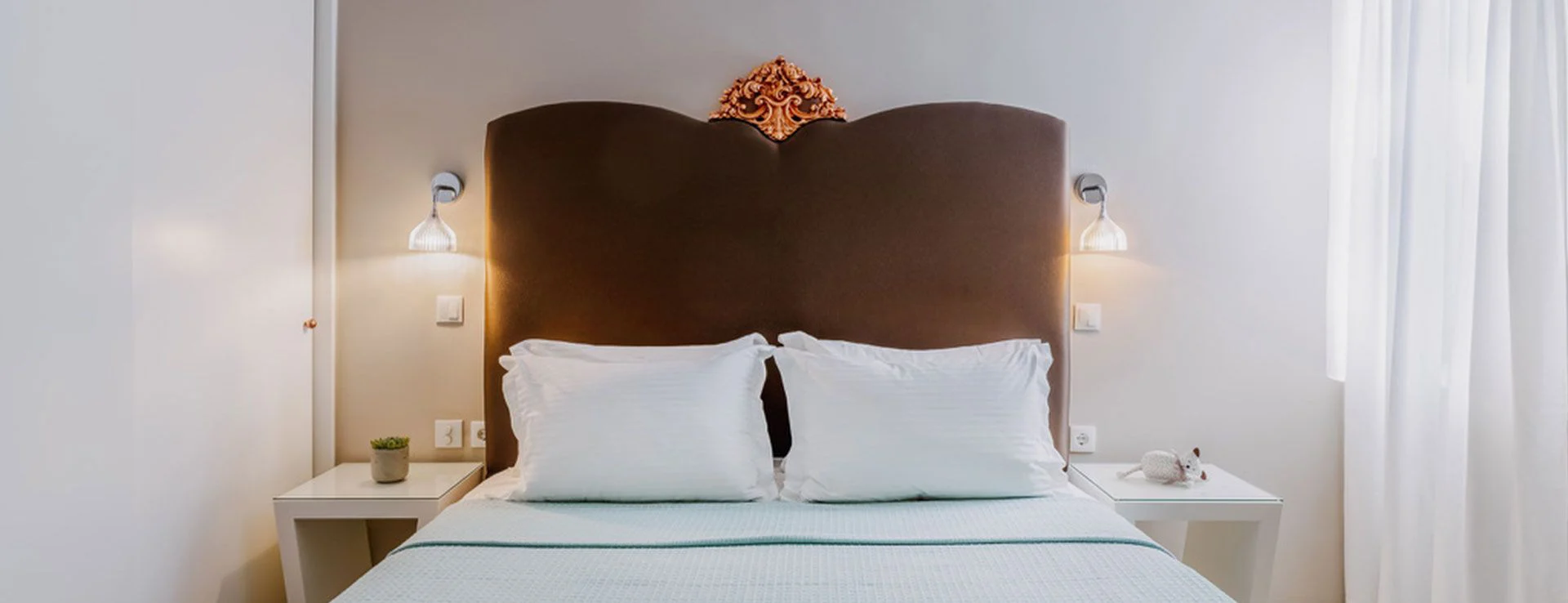Petite double room with a carved headboard