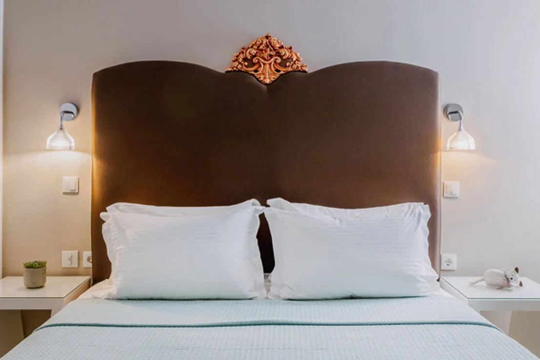 Petite double room with a carved headboard
