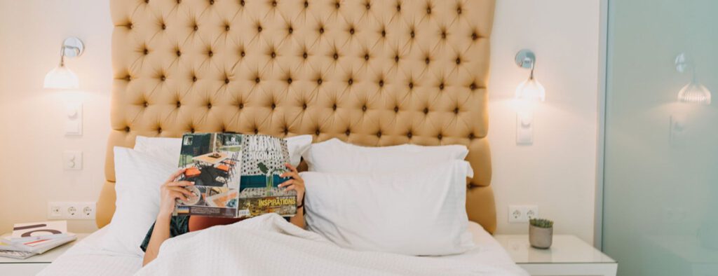 Superior double room with a gold capitonne headboard